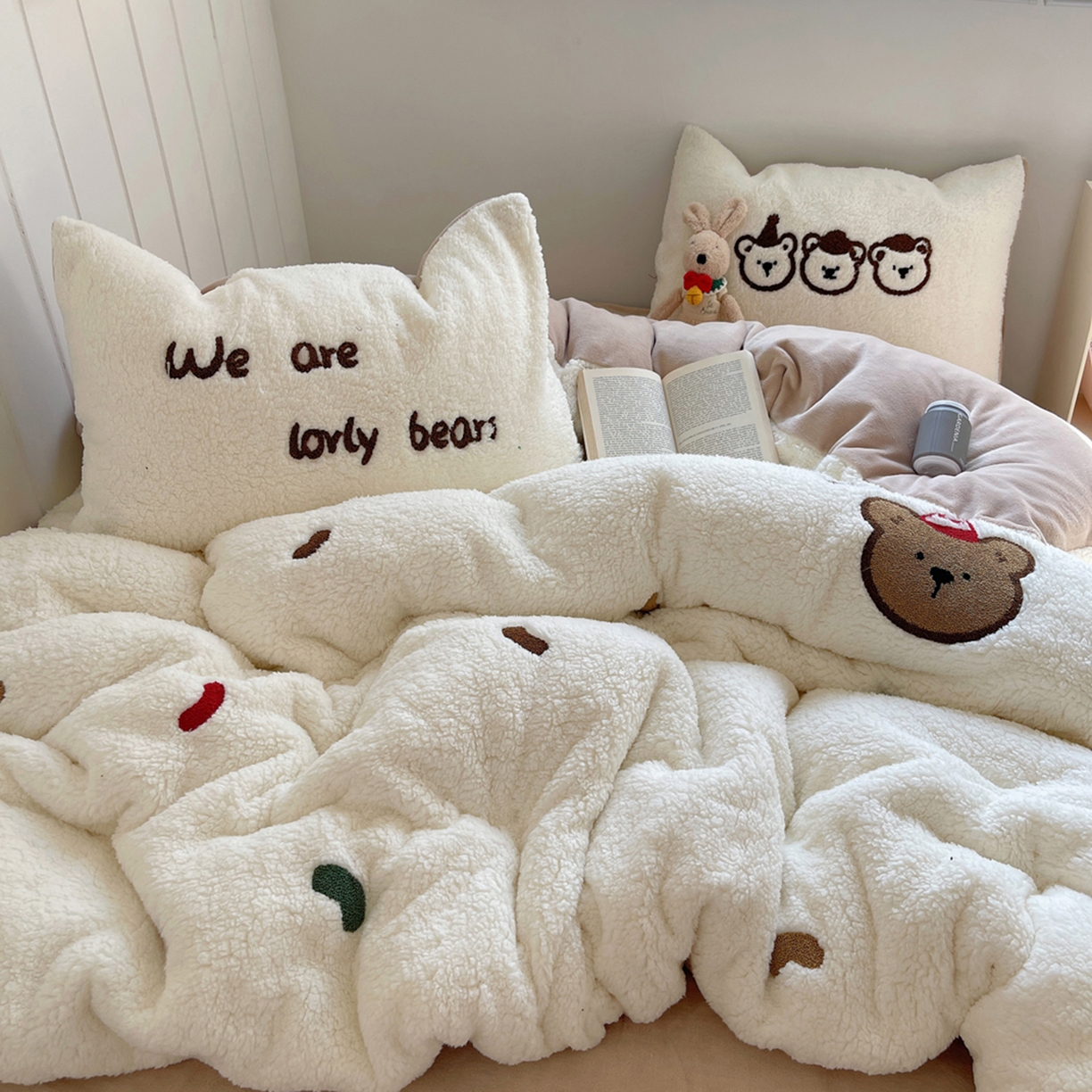 91家纺网 家纺一手货源 找家纺 轻奢坊 2025新款软糯可爱ins韩风羊羔绒毛巾绣四件套 三只小熊-白