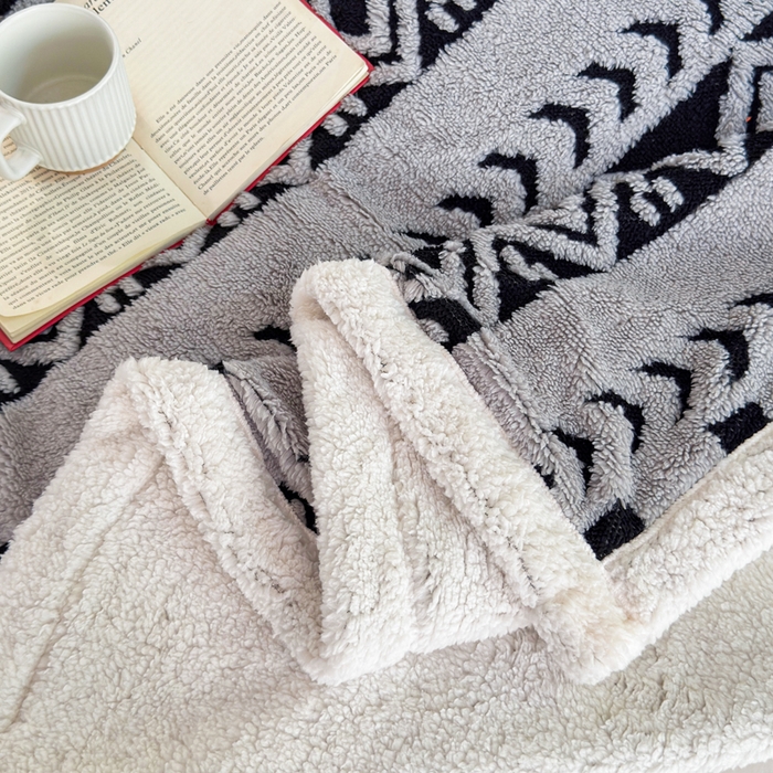 91家纺网 家纺一手货源 找家纺 卡琪曼 2025新款阳离子提花羊羔绒毛毯盖毯毯子 浅灰