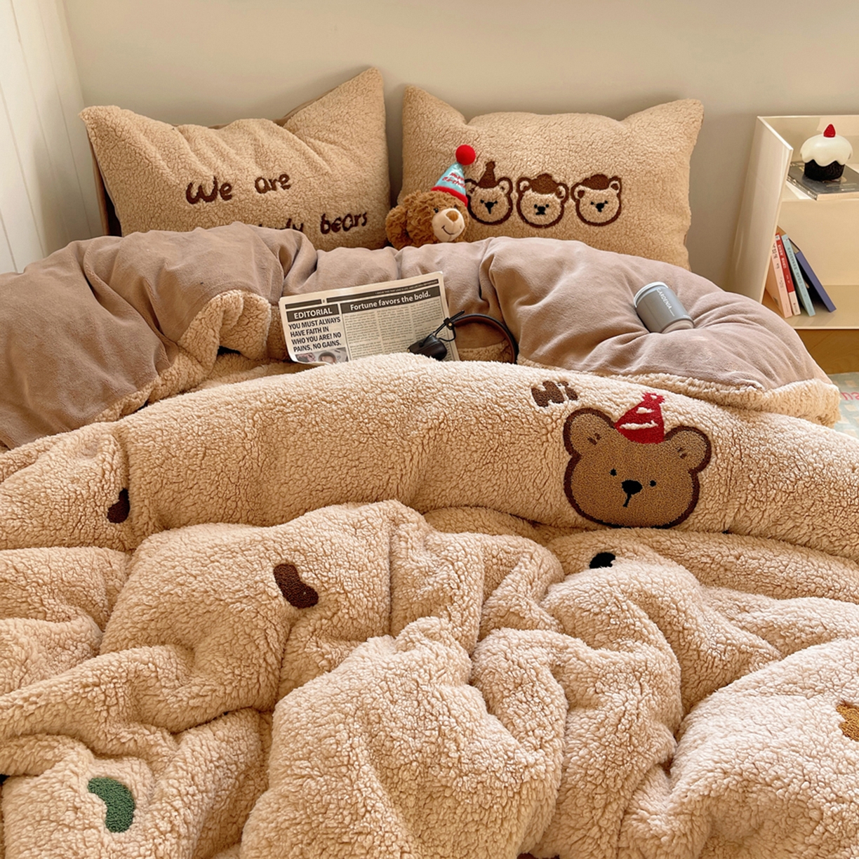 91家纺网 家纺一手货源 找家纺 轻奢坊 2025新款软糯可爱ins韩风羊羔绒毛巾绣四件套 三只小熊-咖