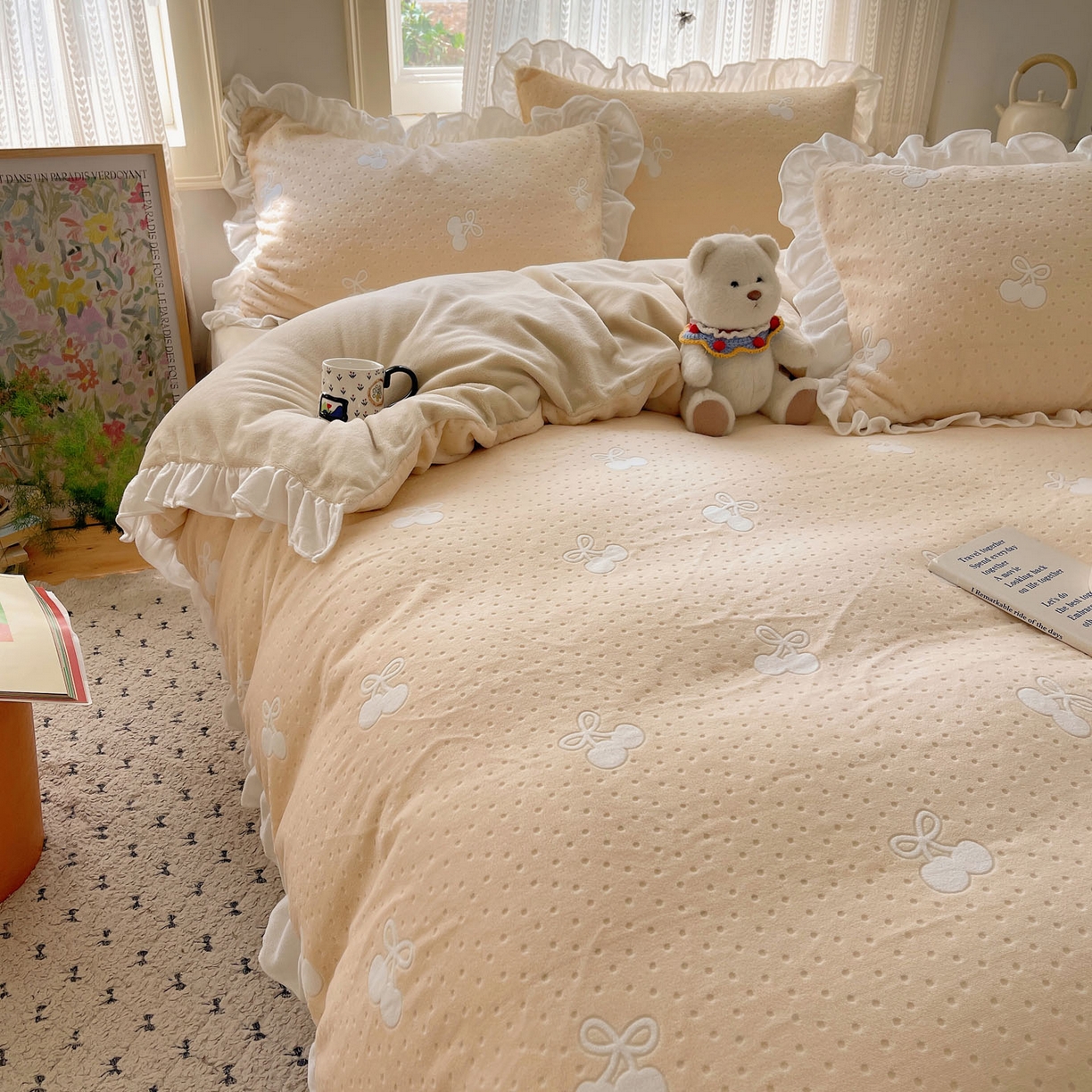 91家纺网 家纺一手货源 找家纺 三朵家纺 2025新款韩系花边雕花绒牛奶绒法莱绒四件套 茶语山樱-黄