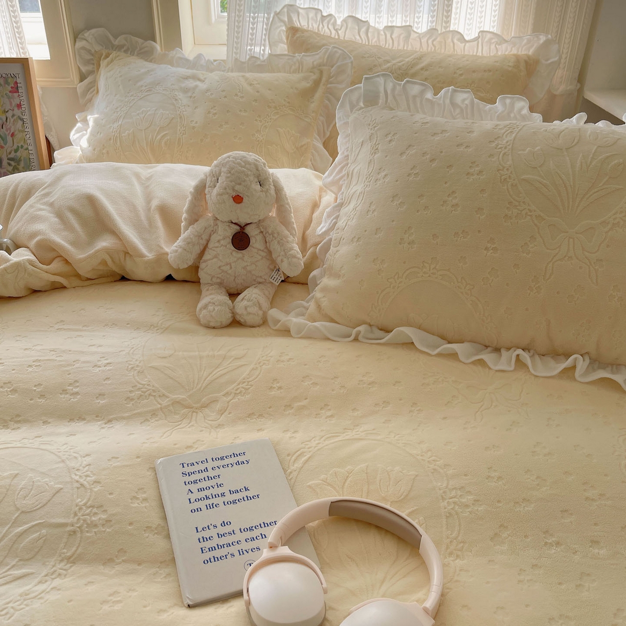 91家纺网 家纺一手货源 找家纺 三朵家纺 2025新款韩系花边雕花绒牛奶绒法莱绒四件套 屋顶花园-黄