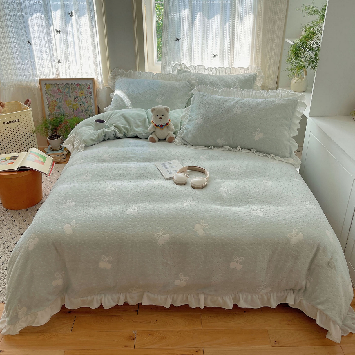 91家纺网 家纺一手货源 找家纺 三朵家纺 2025新款韩系花边雕花绒牛奶绒法莱绒四件套 茶语山樱-蓝