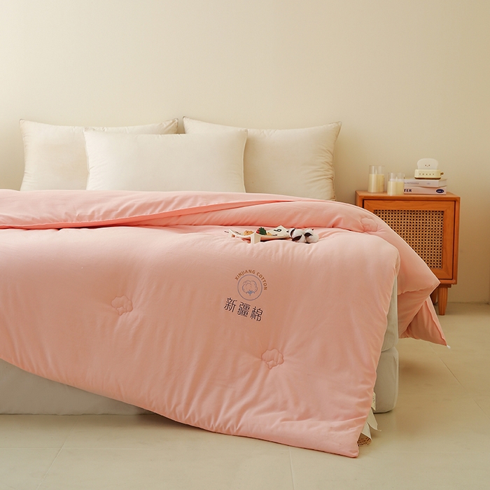 91家纺网 家纺一手货源 找家纺 爱诗诺家纺 2025新款拼色无印风新疆棉花被春秋被夏被四季被被子被芯 少女粉