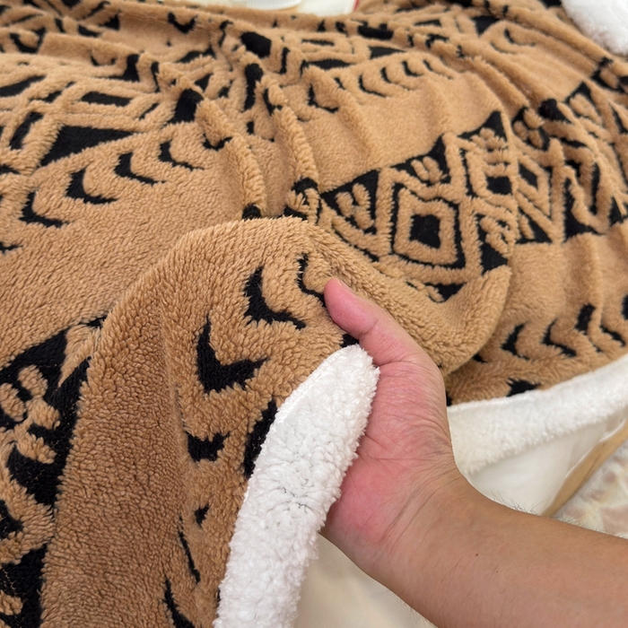 91家纺网 家纺一手货源 找家纺 卡琪曼 2025新款阳离子提花羊羔绒毛毯盖毯毯子 驼色