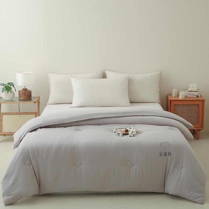 91家纺网 家纺一手货源 找家纺 爱诗诺家纺 2025新款拼色无印风新疆棉花被春秋被夏被四季被被子被芯 灰色