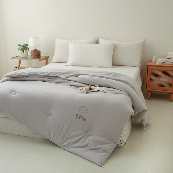 91家纺网 家纺一手货源 找家纺 爱诗诺家纺 2025新款拼色无印风新疆棉花被春秋被夏被四季被被子被芯 灰色