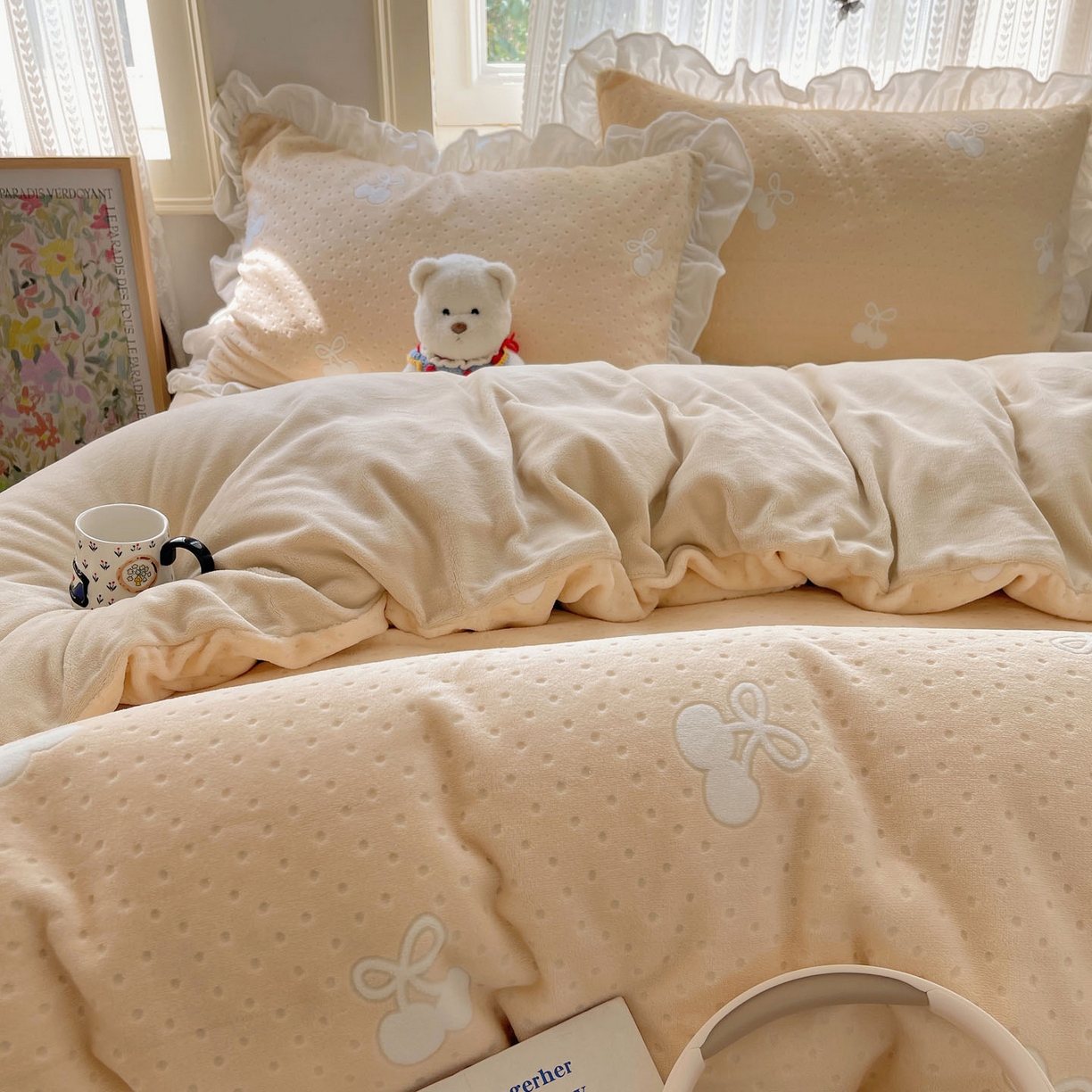 91家纺网 家纺一手货源 找家纺 三朵家纺 2025新款韩系花边雕花绒牛奶绒法莱绒四件套 茶语山樱-黄