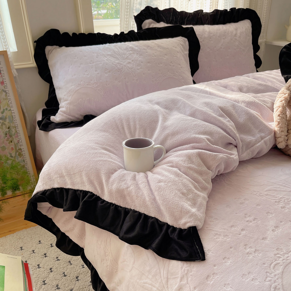 91家纺网 家纺一手货源 找家纺 三朵家纺 2025新款韩系花边雕花绒牛奶绒法莱绒四件套 屋顶花园-紫