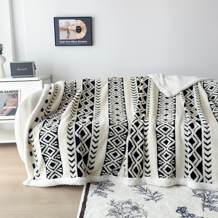 91家纺网 家纺一手货源 找家纺 卡琪曼 2025新款阳离子提花羊羔绒毛毯盖毯毯子 米白