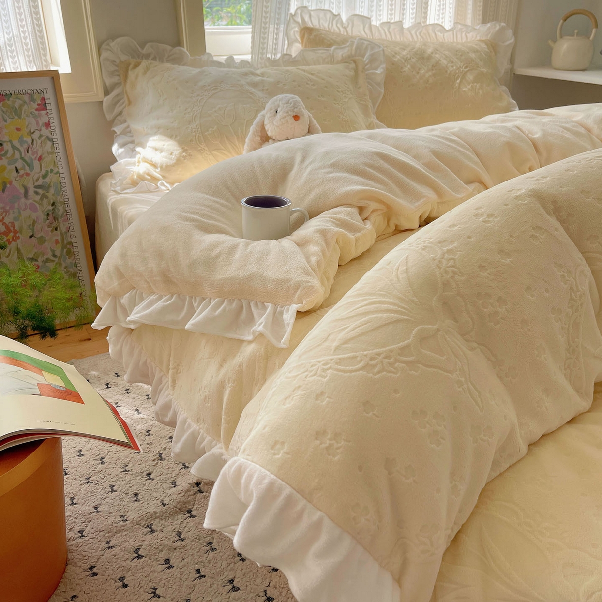 91家纺网 家纺一手货源 找家纺 三朵家纺 2025新款韩系花边雕花绒牛奶绒法莱绒四件套 屋顶花园-黄