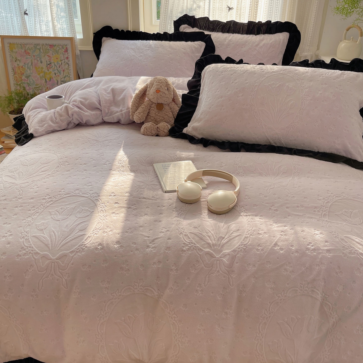 91家纺网 家纺一手货源 找家纺 三朵家纺 2025新款韩系花边雕花绒牛奶绒法莱绒四件套 屋顶花园-紫