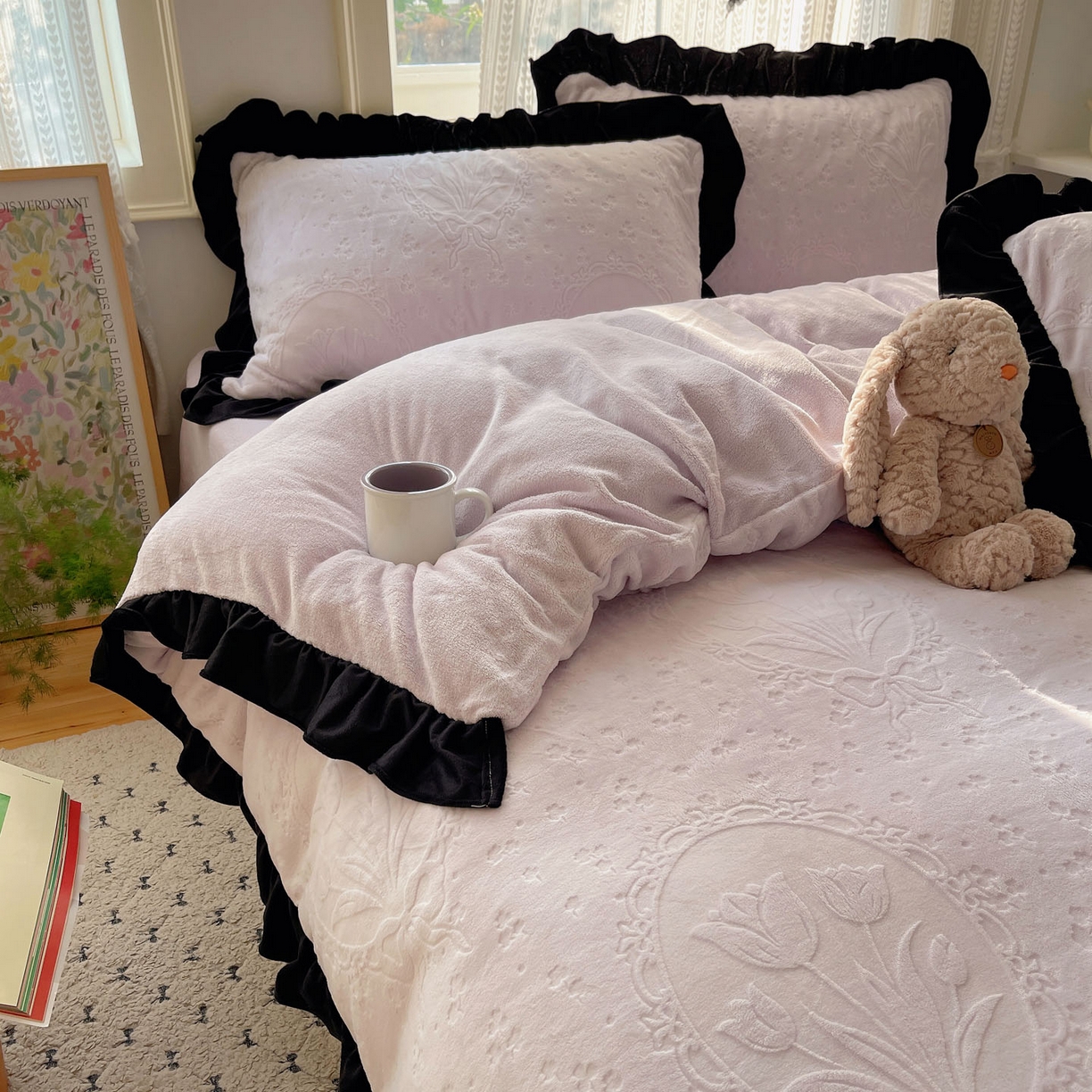 91家纺网 家纺一手货源 找家纺 三朵家纺 2025新款韩系花边雕花绒牛奶绒法莱绒四件套 屋顶花园-紫