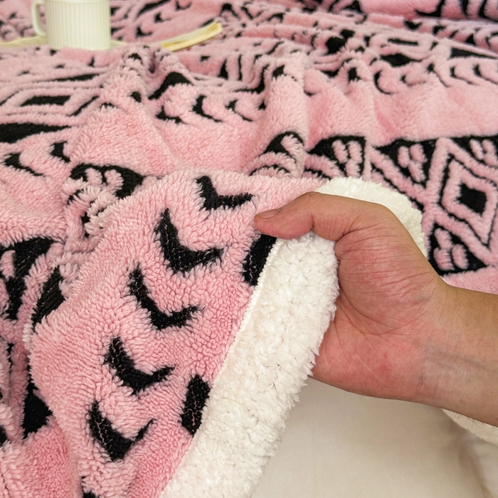 91家纺网 家纺一手货源 找家纺 卡琪曼 2025新款阳离子提花羊羔绒毛毯盖毯毯子 粉色