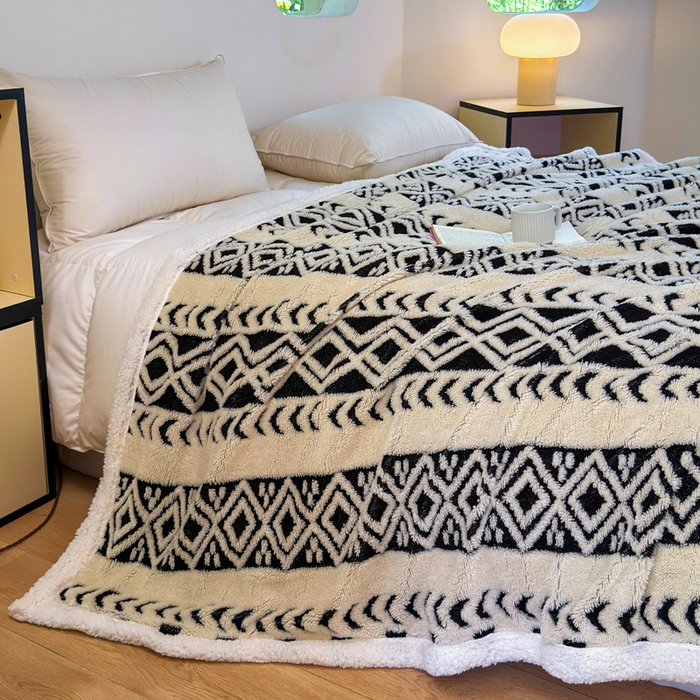 91家纺网 家纺一手货源 找家纺 卡琪曼 2025新款阳离子提花羊羔绒毛毯盖毯毯子 米白