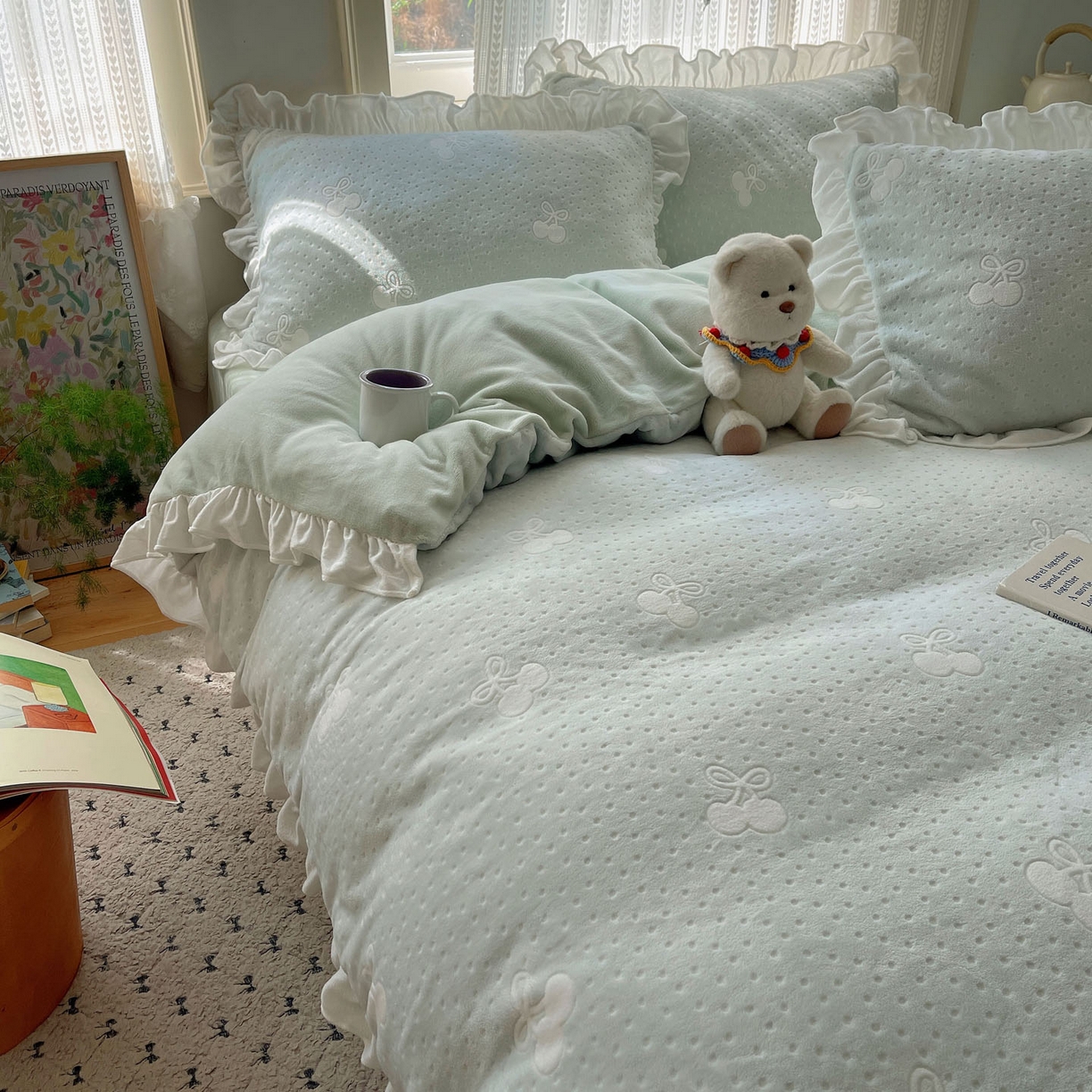 91家纺网 家纺一手货源 找家纺 三朵家纺 2025新款韩系花边雕花绒牛奶绒法莱绒四件套 茶语山樱-蓝