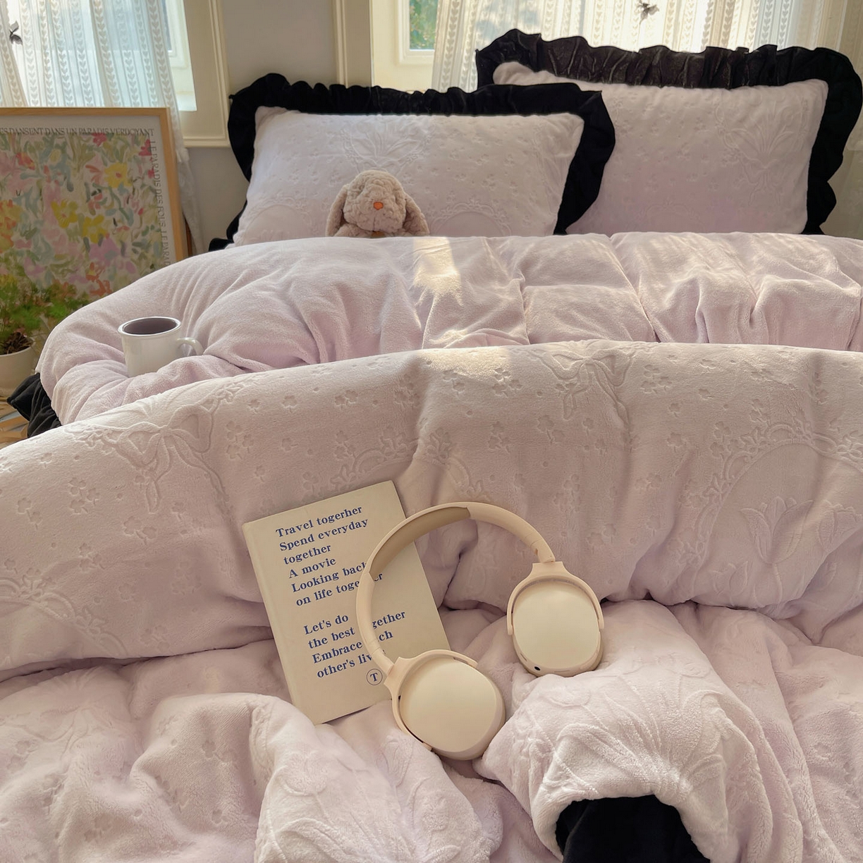 91家纺网 家纺一手货源 找家纺 三朵家纺 2025新款韩系花边雕花绒牛奶绒法莱绒四件套 屋顶花园-紫