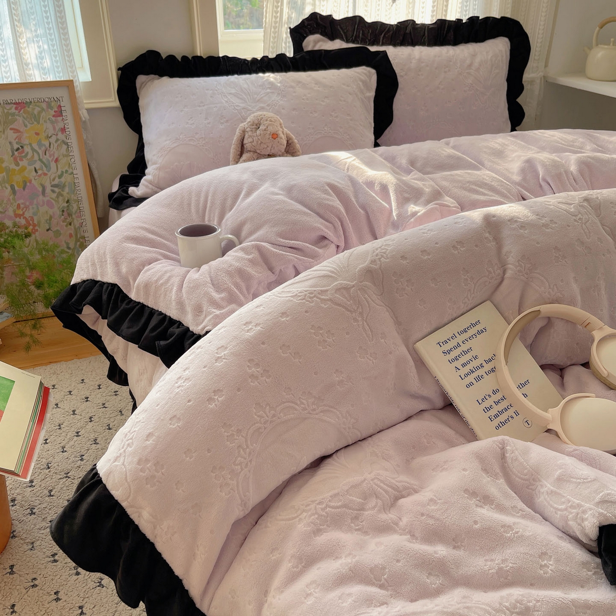 91家纺网 家纺一手货源 找家纺 三朵家纺 2025新款韩系花边雕花绒牛奶绒法莱绒四件套 屋顶花园-紫