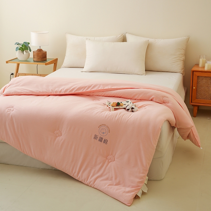 91家纺网 家纺一手货源 找家纺 爱诗诺家纺 2025新款拼色无印风新疆棉花被春秋被夏被四季被被子被芯 少女粉