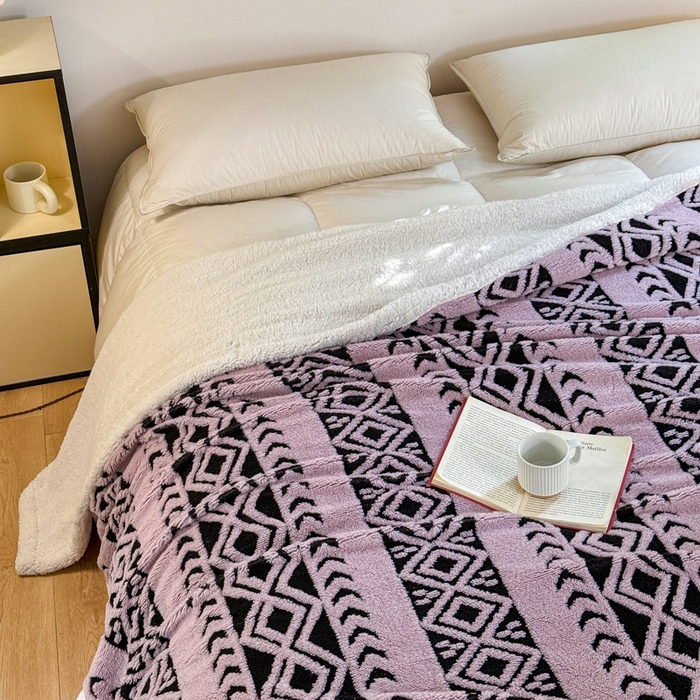 91家纺网 家纺一手货源 找家纺 卡琪曼 2025新款阳离子提花羊羔绒毛毯盖毯毯子 浅紫色