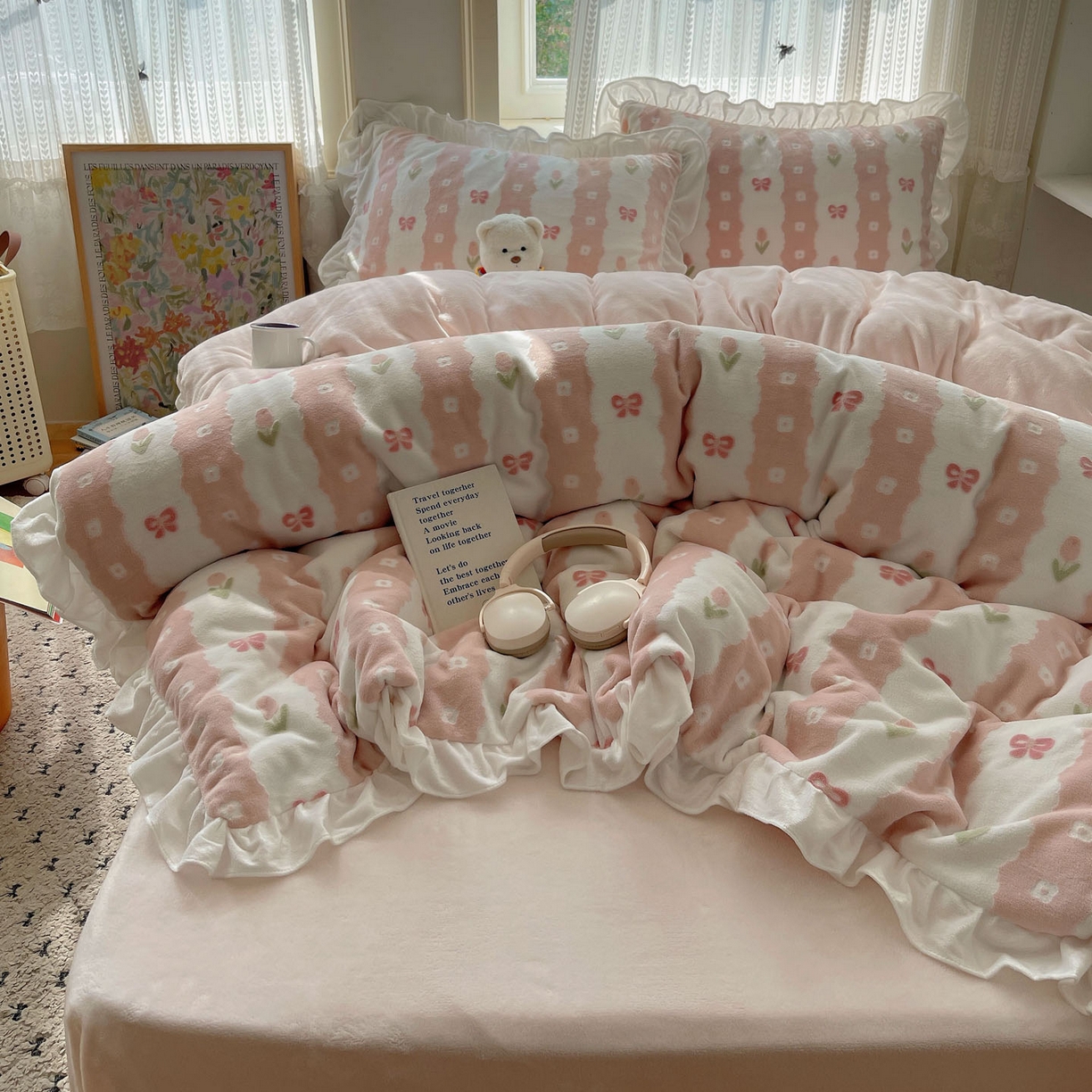 91家纺网 家纺一手货源 找家纺 三朵家纺 2025新款韩系花边雕花绒牛奶绒法莱绒四件套 恋花小经粉