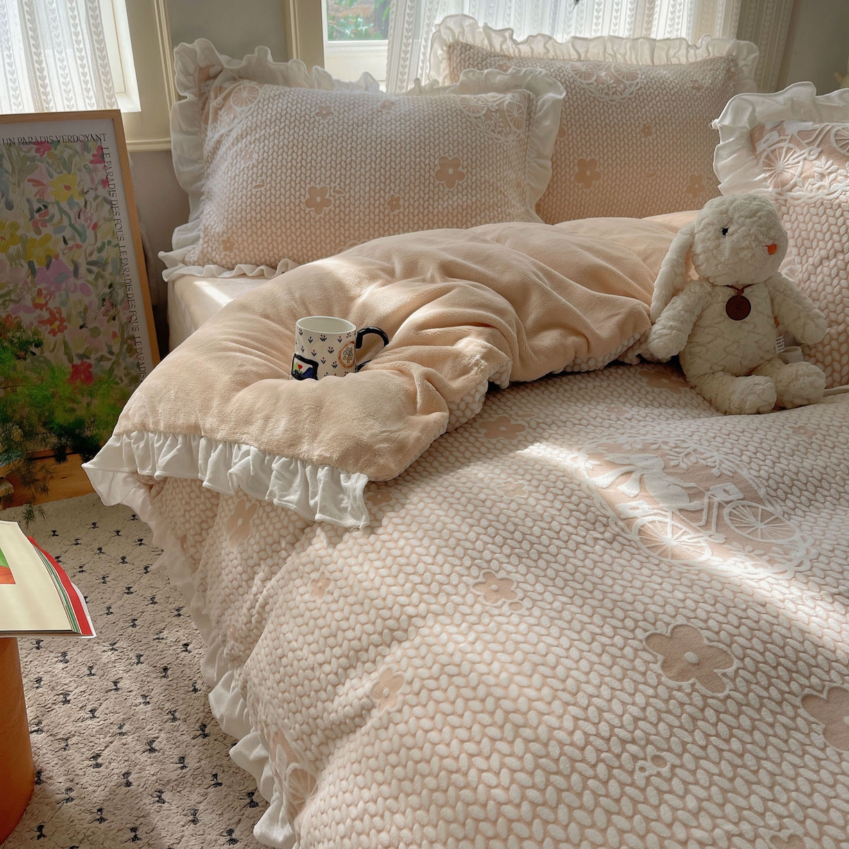 91家纺网 家纺一手货源 找家纺 三朵家纺 2025新款韩系花边雕花绒牛奶绒法莱绒四件套 精灵兔