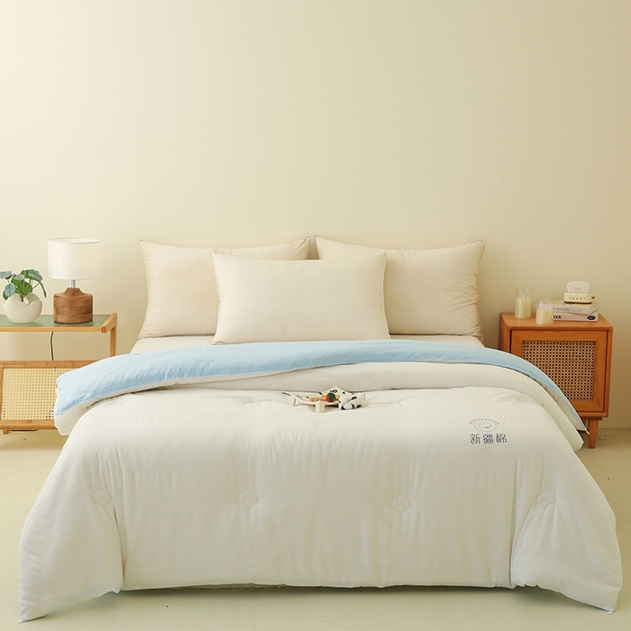 91家纺网 家纺一手货源 找家纺 爱诗诺家纺 2025新款拼色无印风新疆棉花被春秋被夏被四季被被子被芯 白+蓝