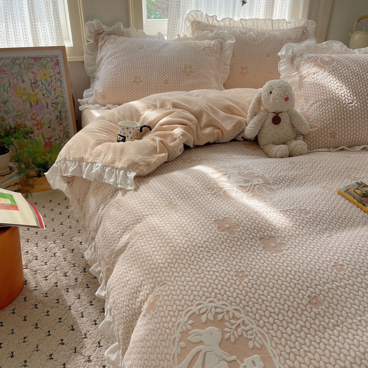 91家纺网 家纺一手货源 找家纺 三朵家纺 2025新款韩系花边雕花绒牛奶绒法莱绒四件套 精灵兔