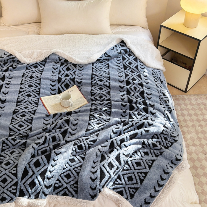 91家纺网 家纺一手货源 找家纺 卡琪曼 2025新款阳离子提花羊羔绒毛毯盖毯毯子 雾蓝