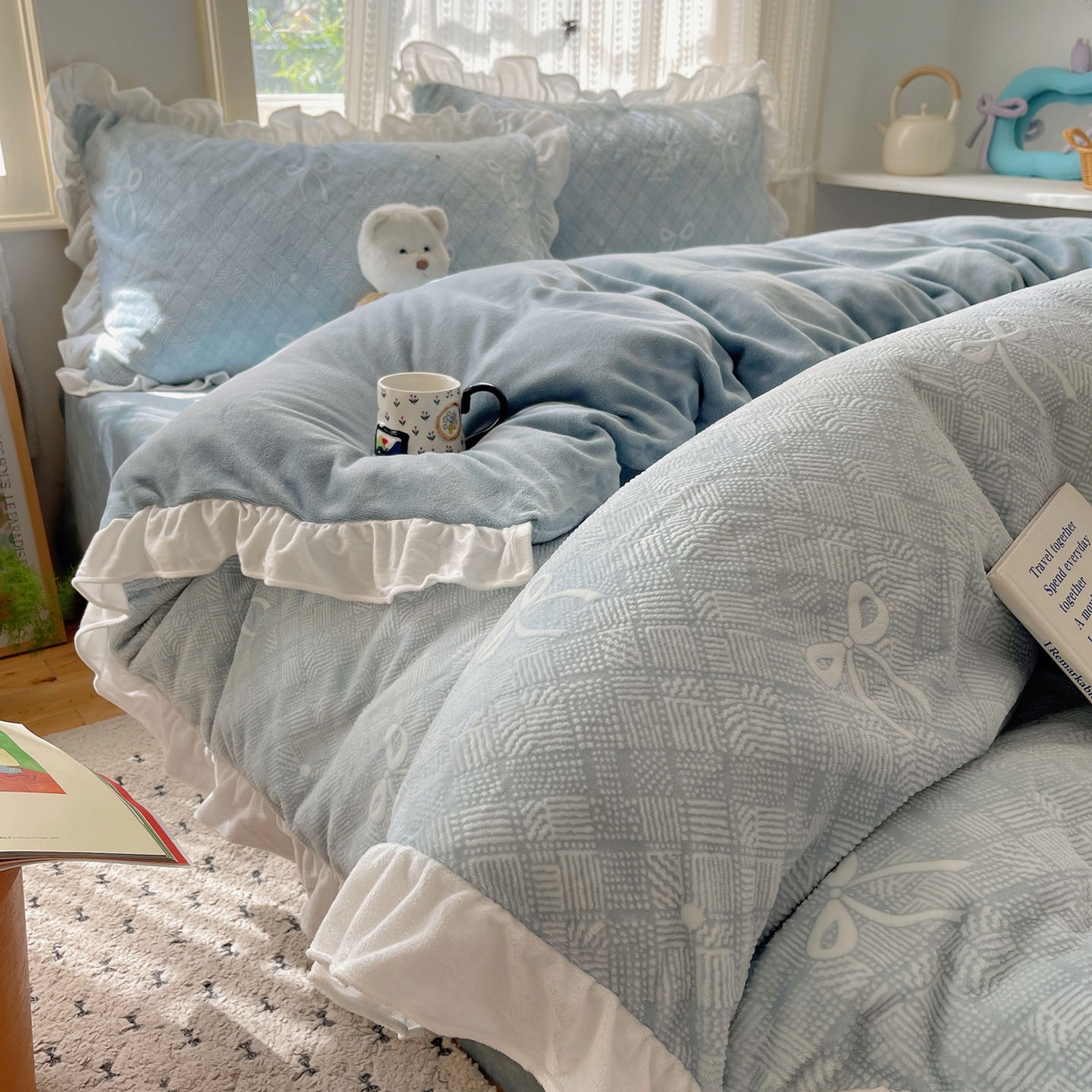 91家纺网 家纺一手货源 找家纺 三朵家纺 2025新款韩系花边雕花绒牛奶绒法莱绒四件套 拾光里里