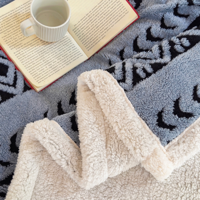 91家纺网 家纺一手货源 找家纺 卡琪曼 2025新款阳离子提花羊羔绒毛毯盖毯毯子 雾蓝