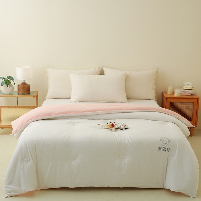 91家纺网 家纺一手货源 找家纺 爱诗诺家纺 2025新款拼色无印风新疆棉花被春秋被夏被四季被被子被芯 白+粉