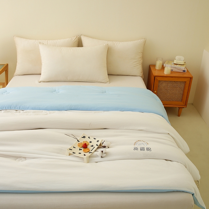 91家纺网 家纺一手货源 找家纺 爱诗诺家纺 2025新款拼色无印风新疆棉花被春秋被夏被四季被被子被芯 白+蓝