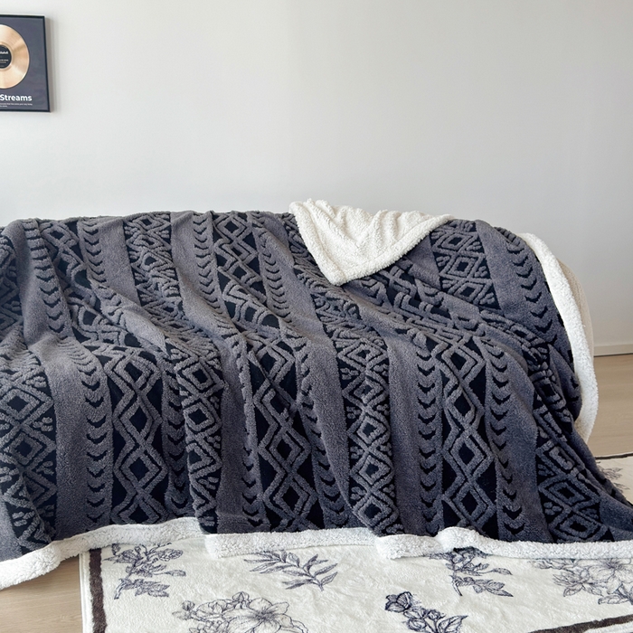 91家纺网 家纺一手货源 找家纺 卡琪曼 2025新款阳离子提花羊羔绒毛毯盖毯毯子 深灰