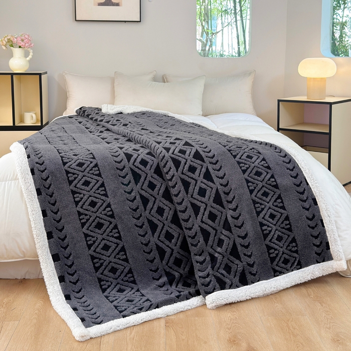 91家纺网 家纺一手货源 找家纺 卡琪曼 2025新款阳离子提花羊羔绒毛毯盖毯毯子 深灰
