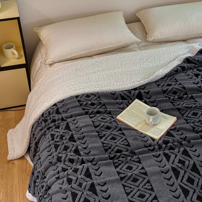 91家纺网 家纺一手货源 找家纺 卡琪曼 2025新款阳离子提花羊羔绒毛毯盖毯毯子 深灰