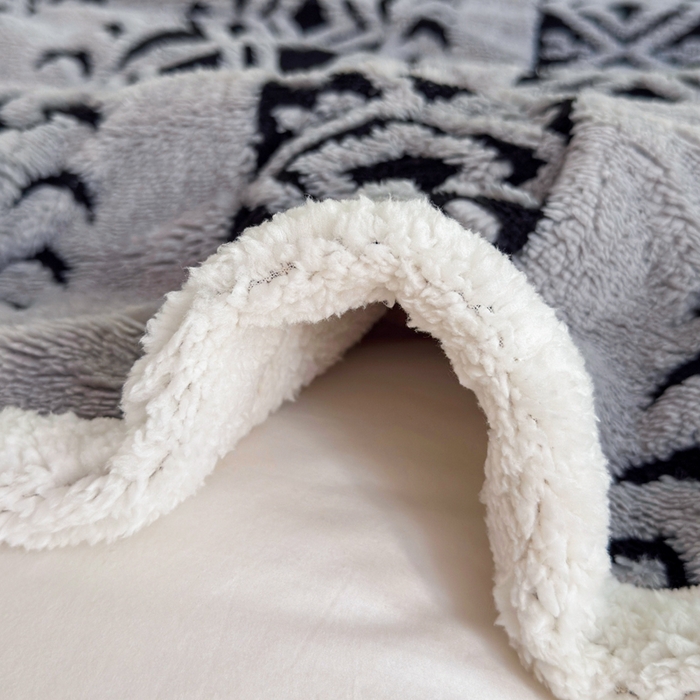 91家纺网 家纺一手货源 找家纺 卡琪曼 2025新款阳离子提花羊羔绒毛毯盖毯毯子 浅灰