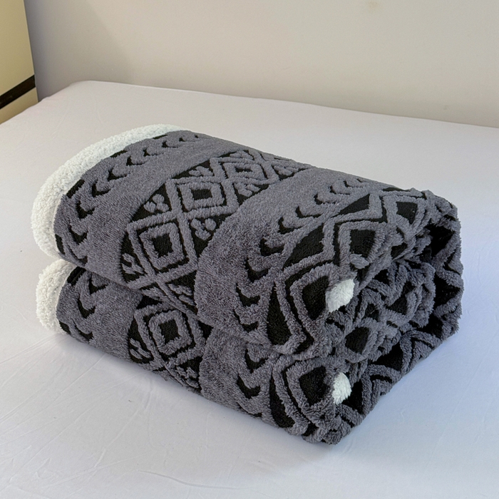 91家纺网 家纺一手货源 找家纺 卡琪曼 2025新款阳离子提花羊羔绒毛毯盖毯毯子 深灰