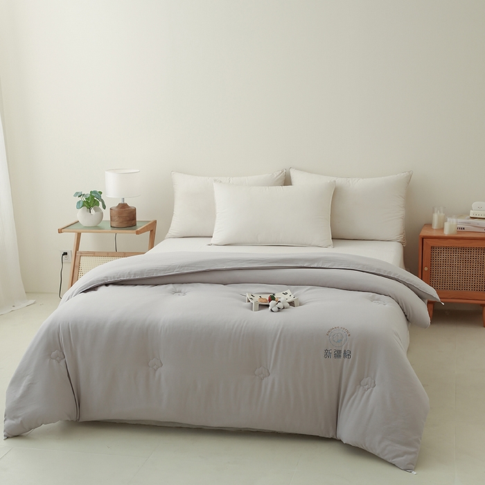 91家纺网 家纺一手货源 找家纺 爱诗诺家纺 2025新款拼色无印风新疆棉花被春秋被夏被四季被被子被芯 灰色