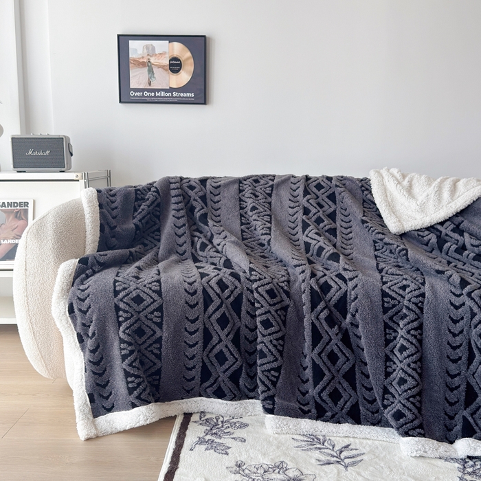 91家纺网 家纺一手货源 找家纺 卡琪曼 2025新款阳离子提花羊羔绒毛毯盖毯毯子 深灰