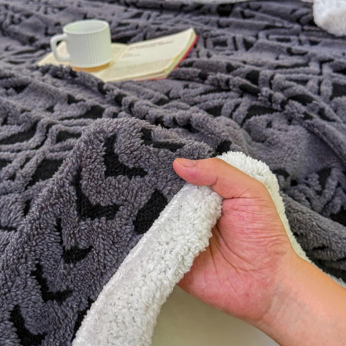 91家纺网 家纺一手货源 找家纺 卡琪曼 2025新款阳离子提花羊羔绒毛毯盖毯毯子 深灰