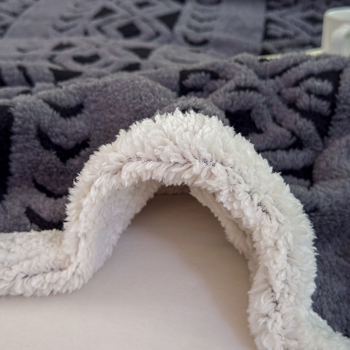 91家纺网 家纺一手货源 找家纺 卡琪曼 2025新款阳离子提花羊羔绒毛毯盖毯毯子 深灰