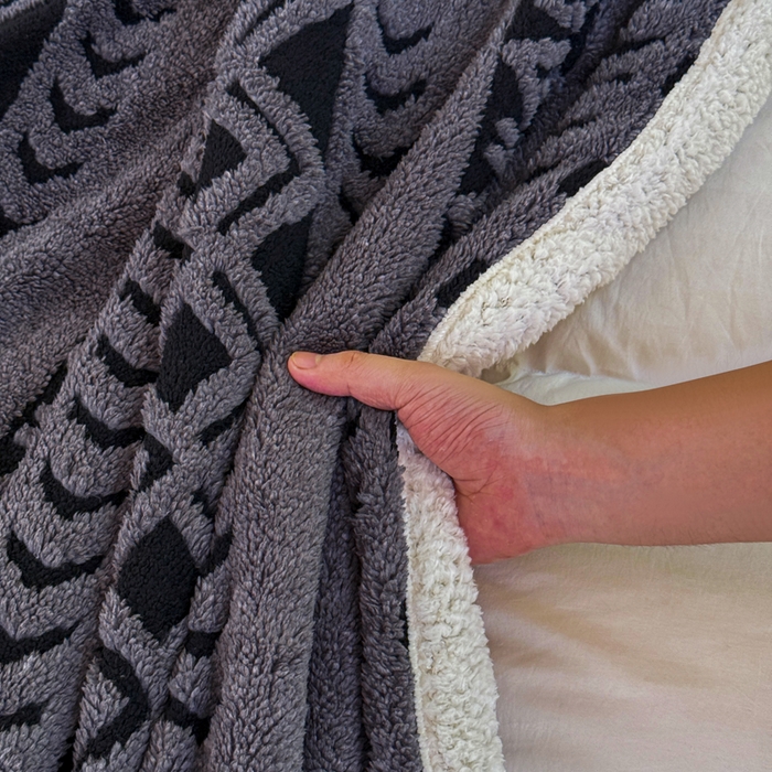 91家纺网 家纺一手货源 找家纺 卡琪曼 2025新款阳离子提花羊羔绒毛毯盖毯毯子 深灰