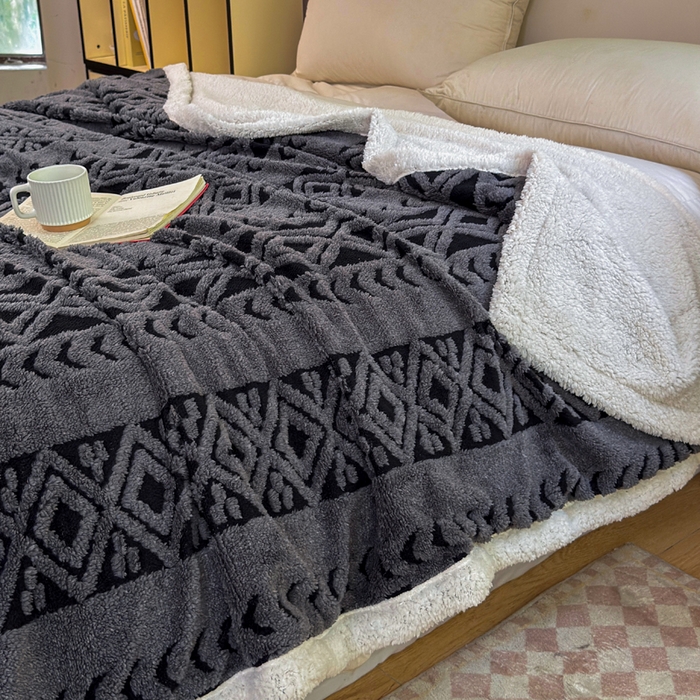 91家纺网 家纺一手货源 找家纺 卡琪曼 2025新款阳离子提花羊羔绒毛毯盖毯毯子 深灰