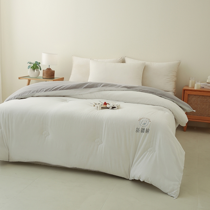 91家纺网 家纺一手货源 找家纺 爱诗诺家纺 2025新款拼色无印风新疆棉花被春秋被夏被四季被被子被芯 白+灰