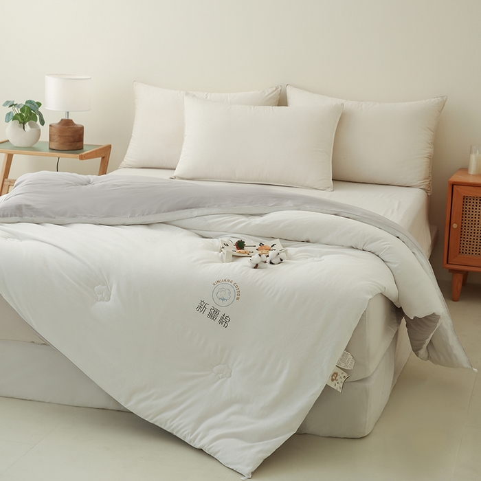 91家纺网 家纺一手货源 找家纺 爱诗诺家纺 2025新款拼色无印风新疆棉花被春秋被夏被四季被被子被芯 白+灰