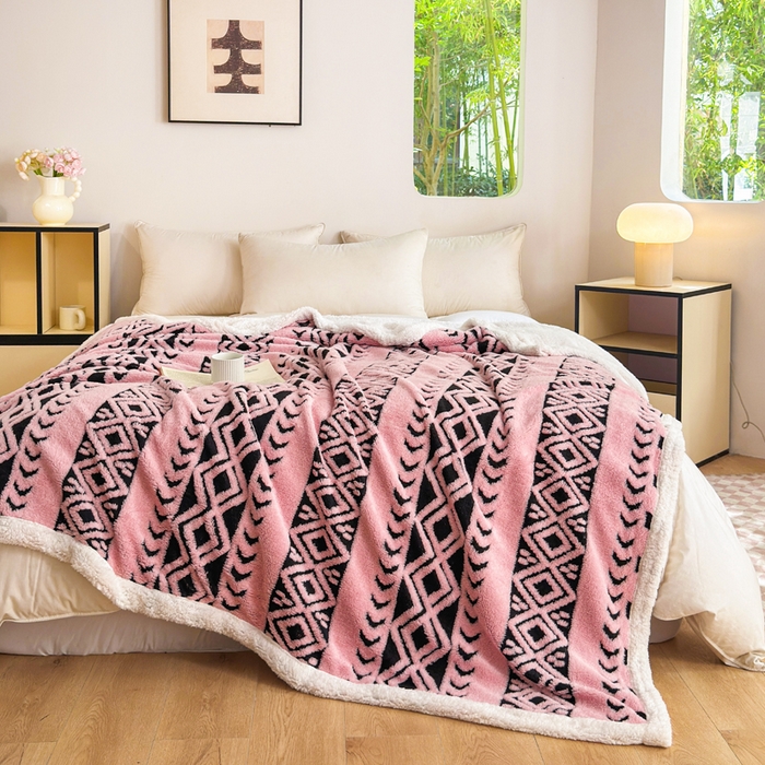 91家纺网 家纺一手货源 找家纺 卡琪曼 2025新款阳离子提花羊羔绒毛毯盖毯毯子 粉色