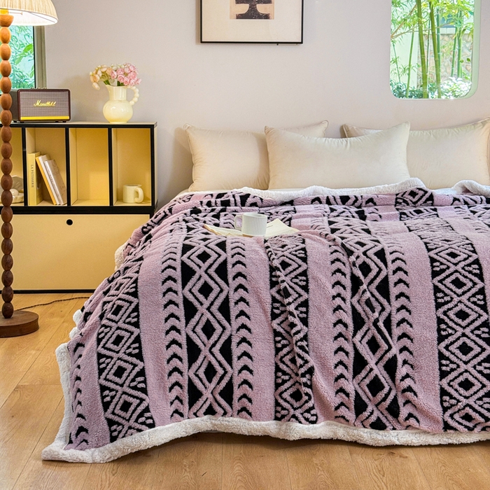 91家纺网 家纺一手货源 找家纺 卡琪曼 2025新款阳离子提花羊羔绒毛毯盖毯毯子 浅紫色