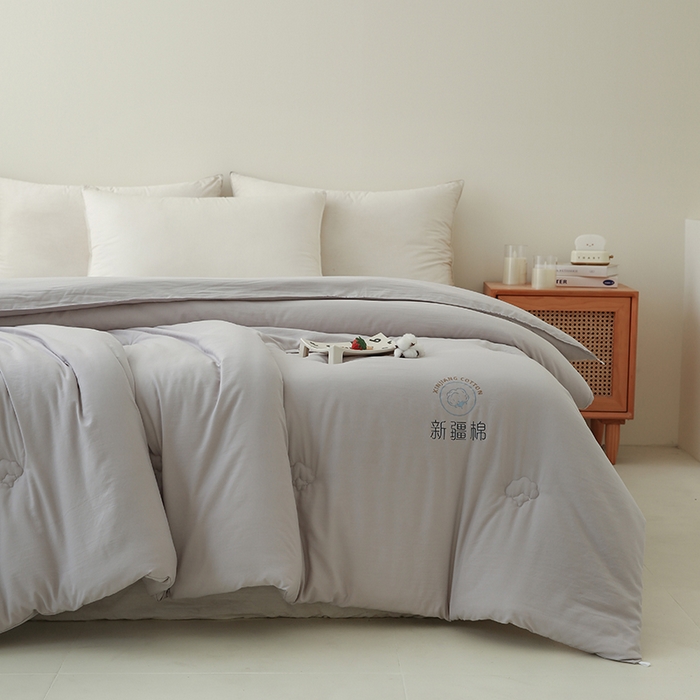 91家纺网 家纺一手货源 找家纺 爱诗诺家纺 2025新款拼色无印风新疆棉花被春秋被夏被四季被被子被芯 灰色