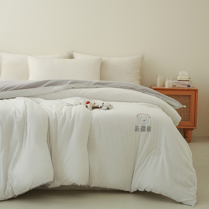 91家纺网 家纺一手货源 找家纺 爱诗诺家纺 2025新款拼色无印风新疆棉花被春秋被夏被四季被被子被芯 白+灰