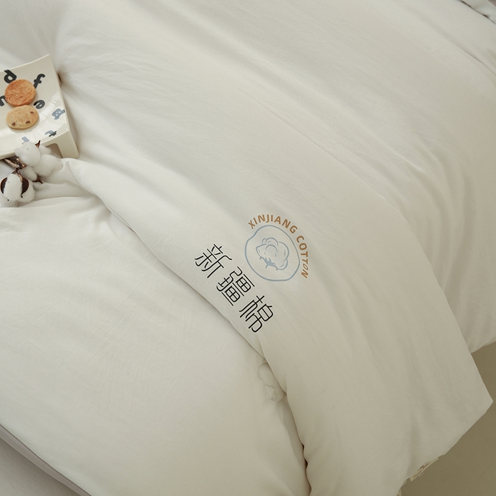 91家纺网 家纺一手货源 找家纺 爱诗诺家纺 2025新款拼色无印风新疆棉花被春秋被夏被四季被被子被芯 白+灰